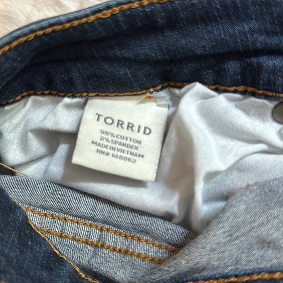 Torrid dark jean shorts size 24 - Picture 5 of 5